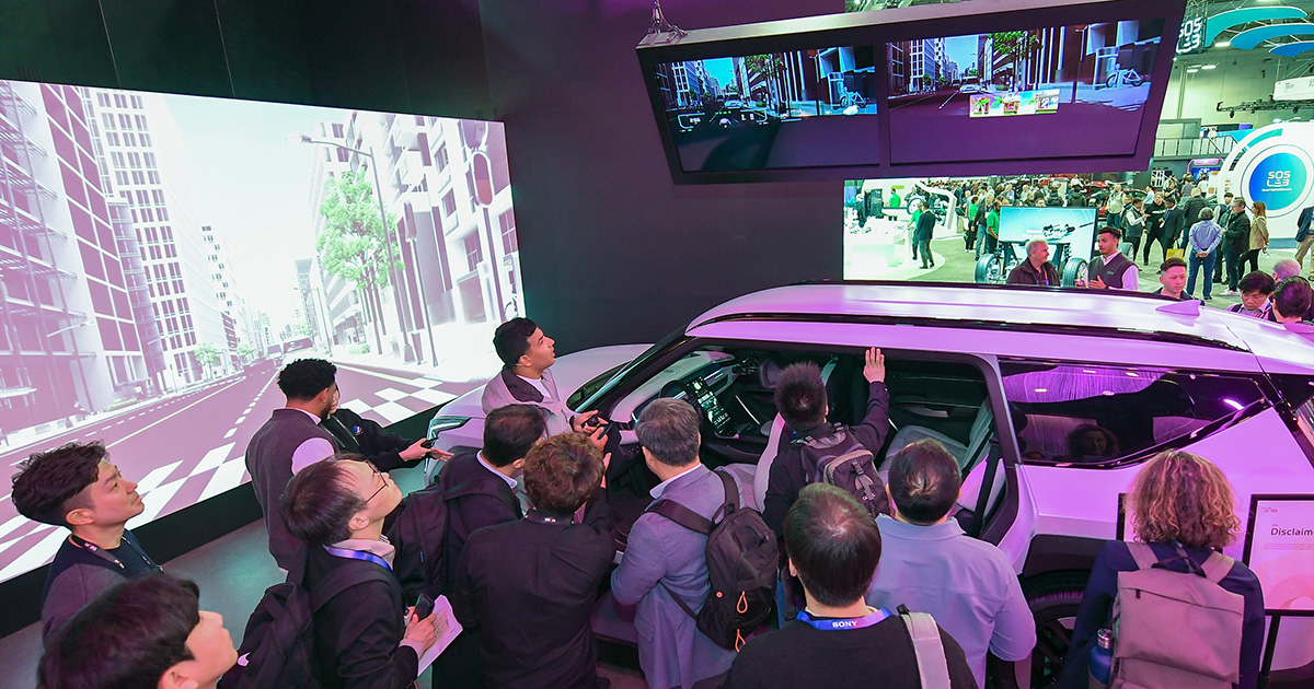 Kia EV9, оснащений 'Holographic Windshield Display', на CES 2025