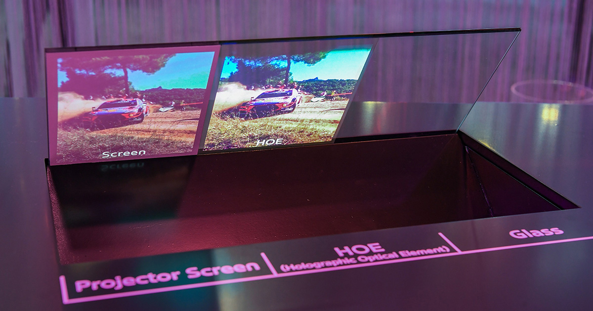 Демонстрація технології 'Holographic Windshield Display' на CES 2025