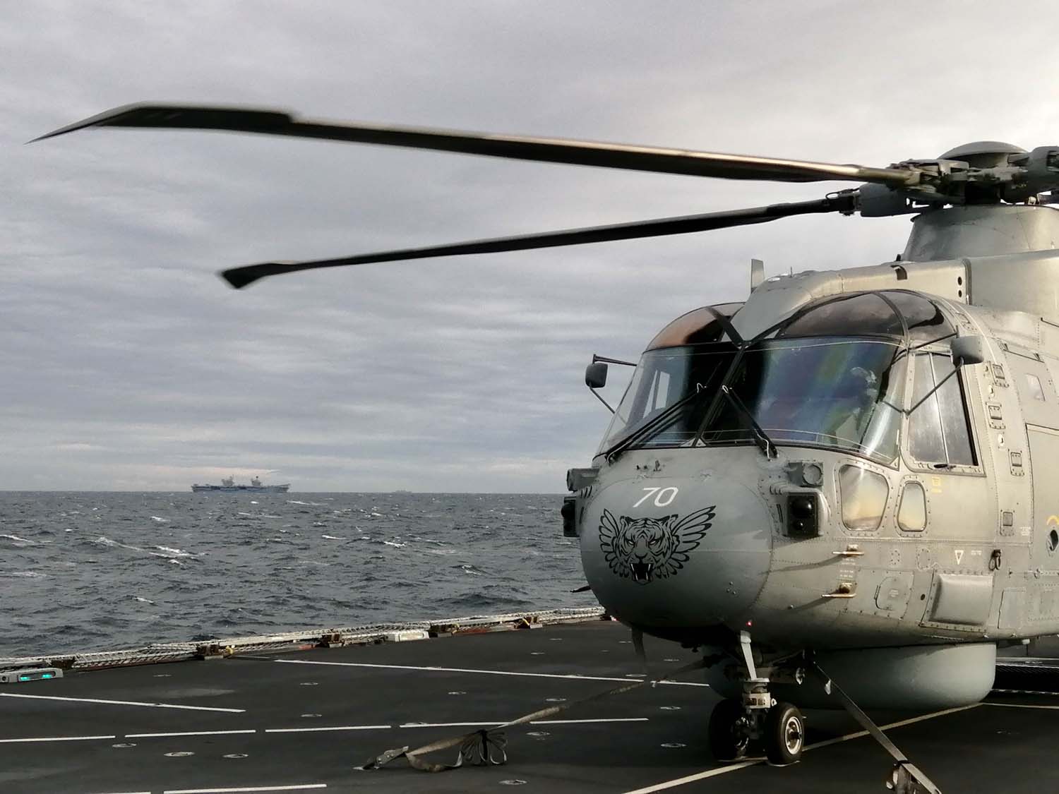 Le porte-avions HMS Queen Elizabeth, transportant des chasseurs de cinquième génération F-35 Lightning II, a mené avec succès une série de missions de frappe simulées au large des côtes norvégiennes.-4