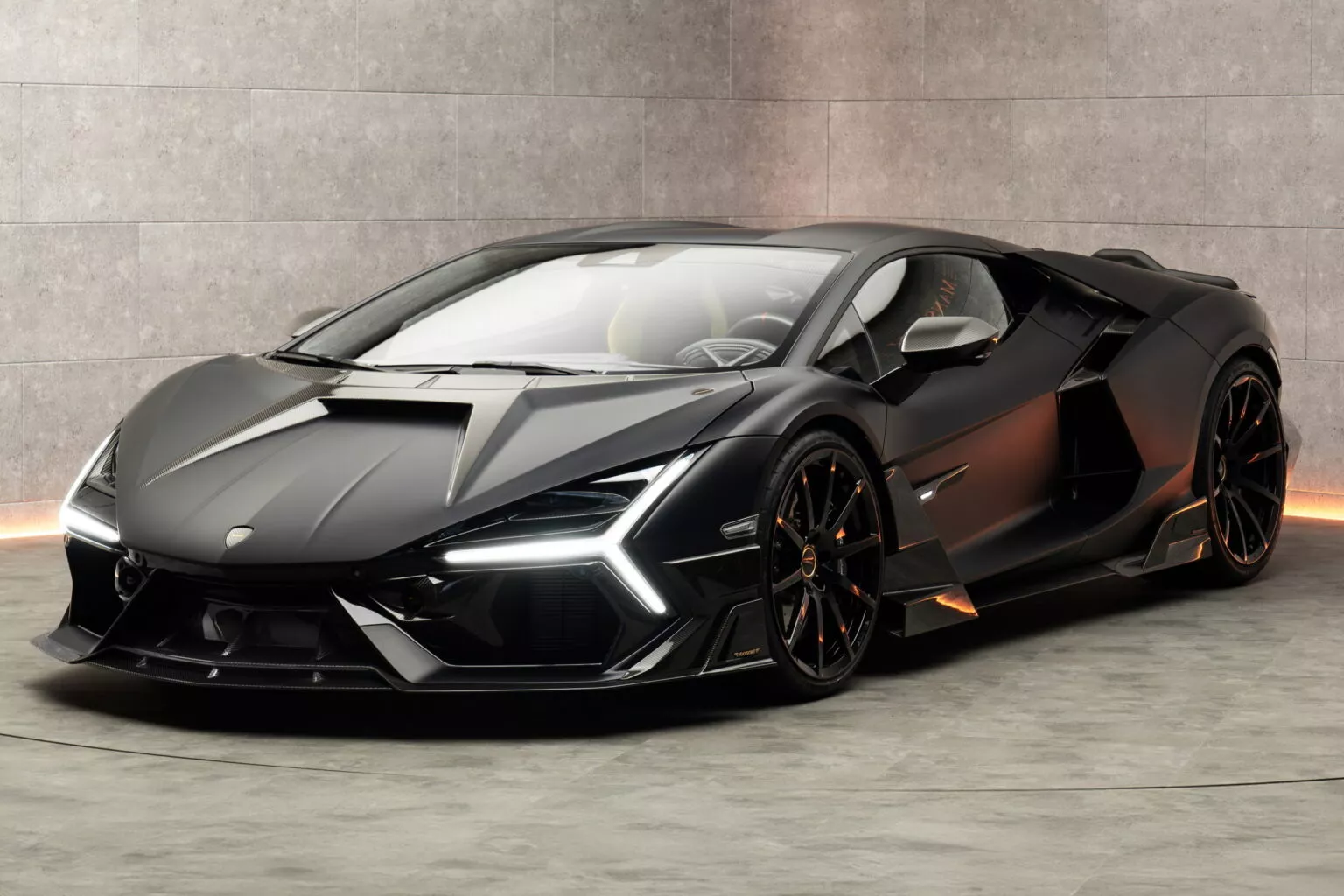 Lamborghini Revuelto by Mansory в красивому оточенні