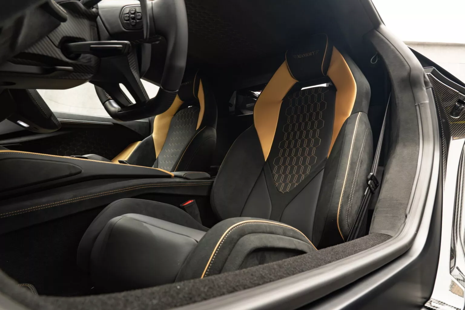 Інтер'єр автомобіля Lamborghini Revuelto від Mansory