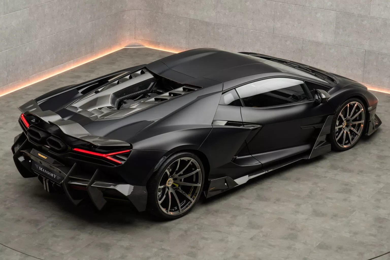 Агресивний передній спліттер Lamborghini Revuelto від Mansory