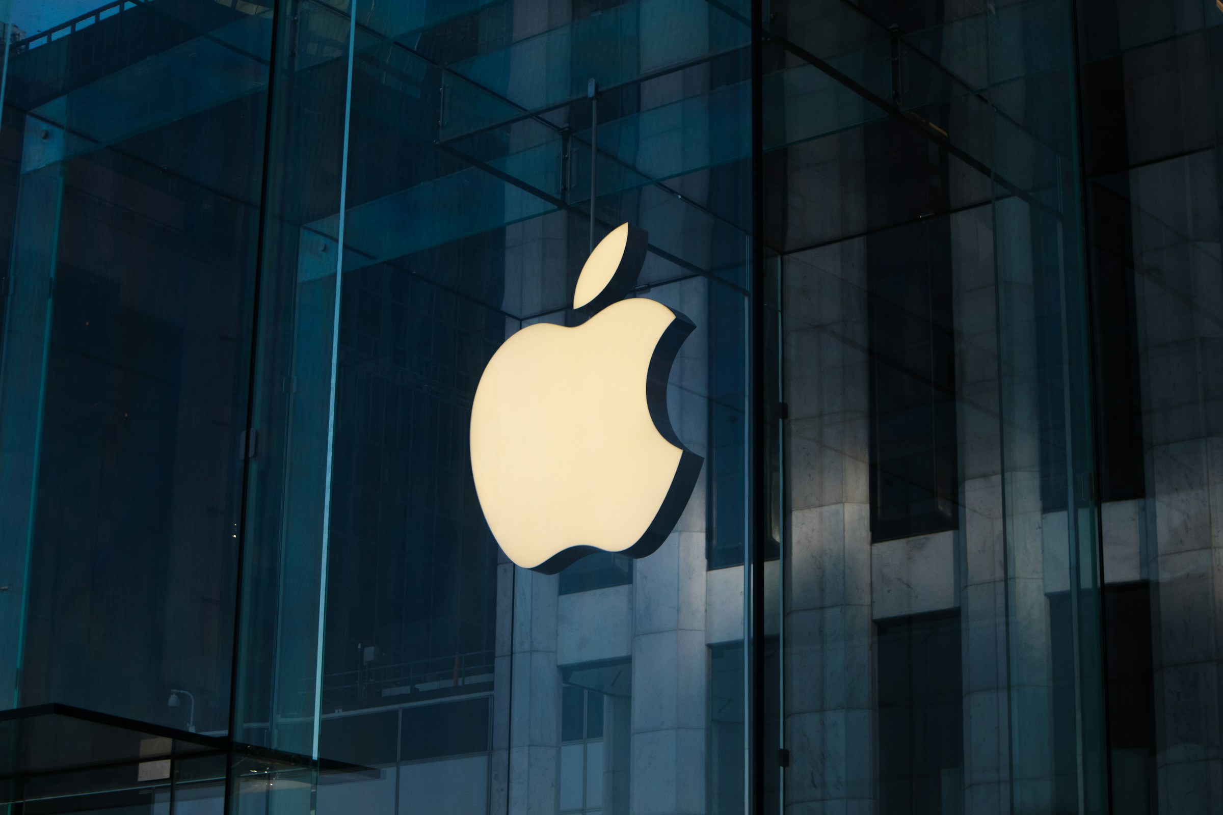 Apple a dévoilé un modèle d'IA pour l'édition d'images basé sur des commandes textuelles.