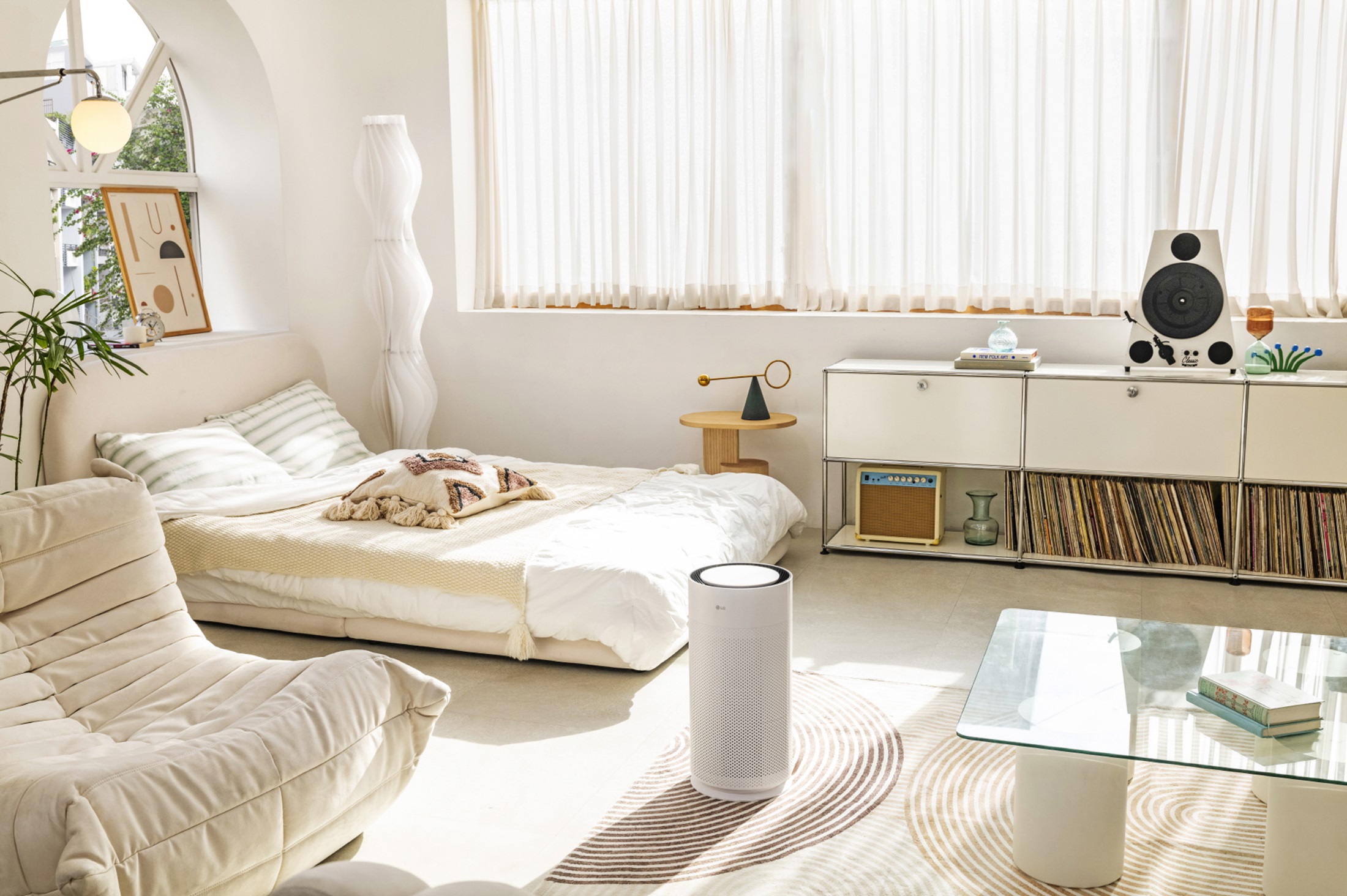 LG PuriCare AeroHit в білосніжному корпусі