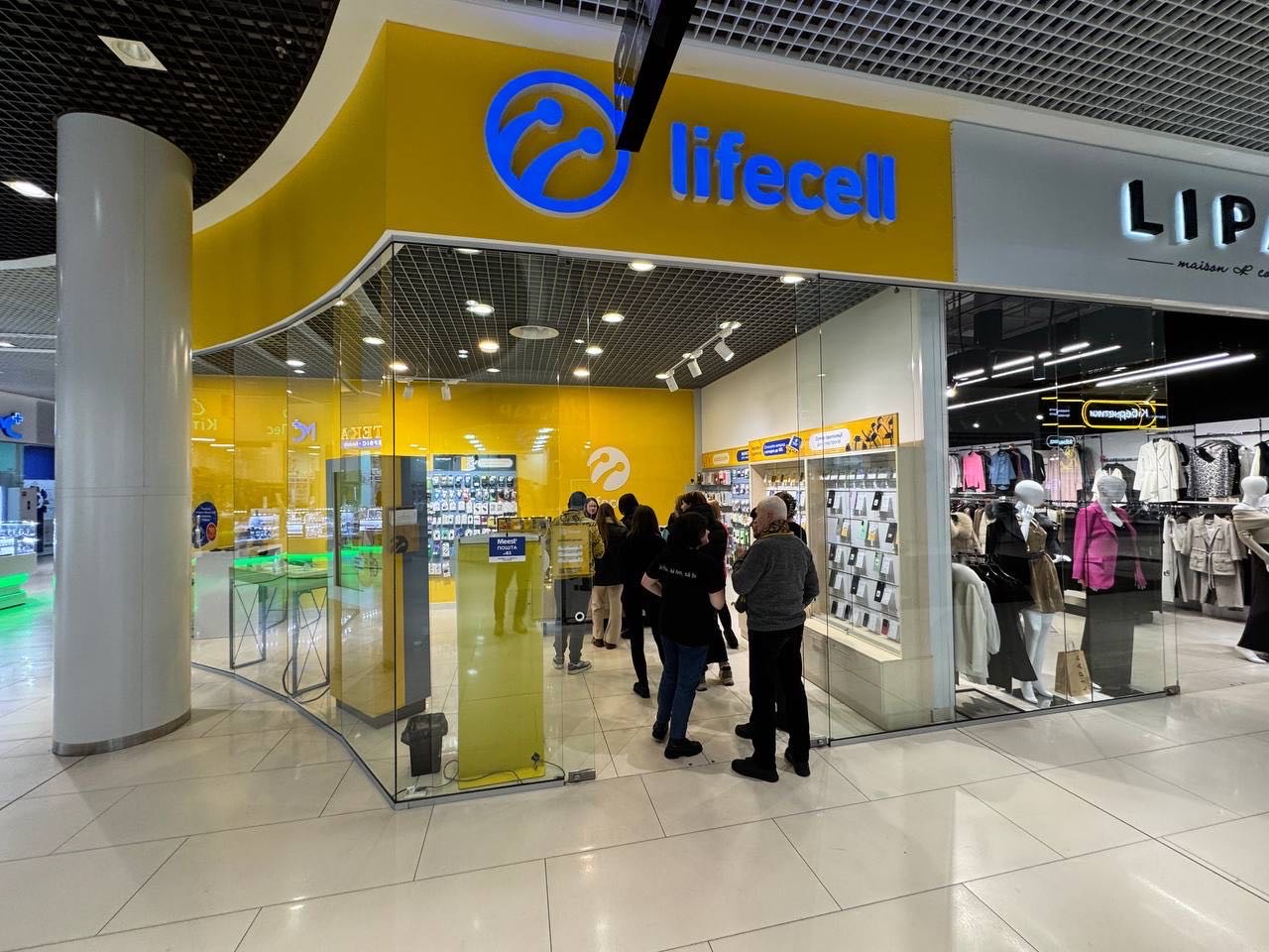 Черга в салон lifecell, час зйомки та місце невідоме. Ілюстрація: lifecell