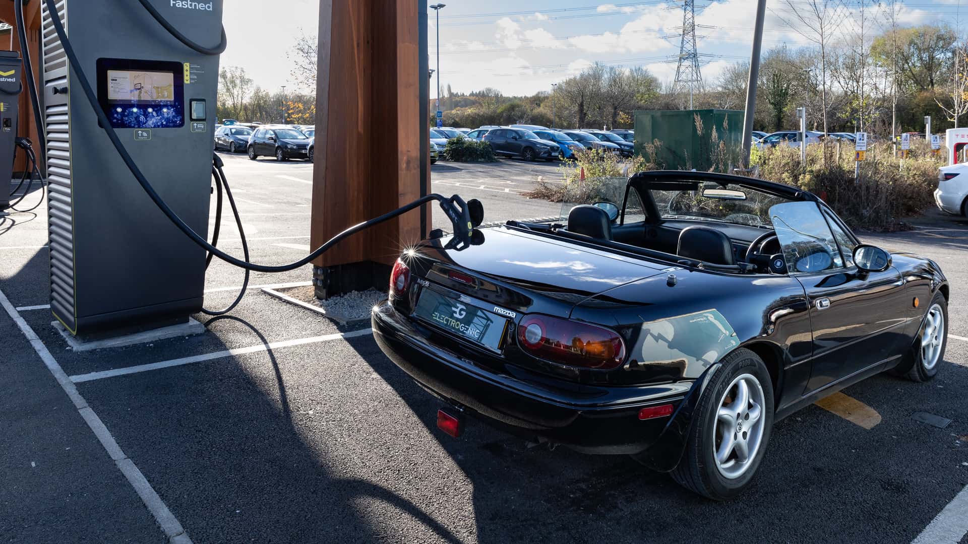 Електрифікована Mazda MX-5 NA - вид 2