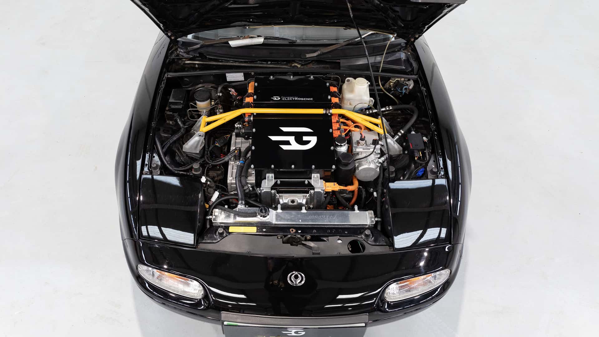 Електрифікована Mazda MX-5 NA - вид 3