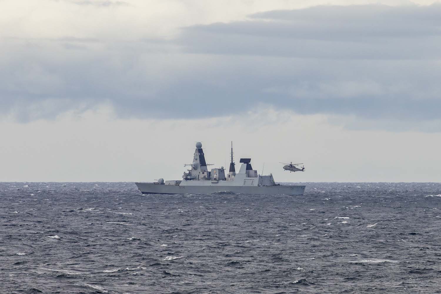 Le porte-avions HMS Queen Elizabeth, transportant des chasseurs de cinquième génération F-35 Lightning II, a mené avec succès une série de missions de frappe simulées au large des côtes norvégiennes.-7