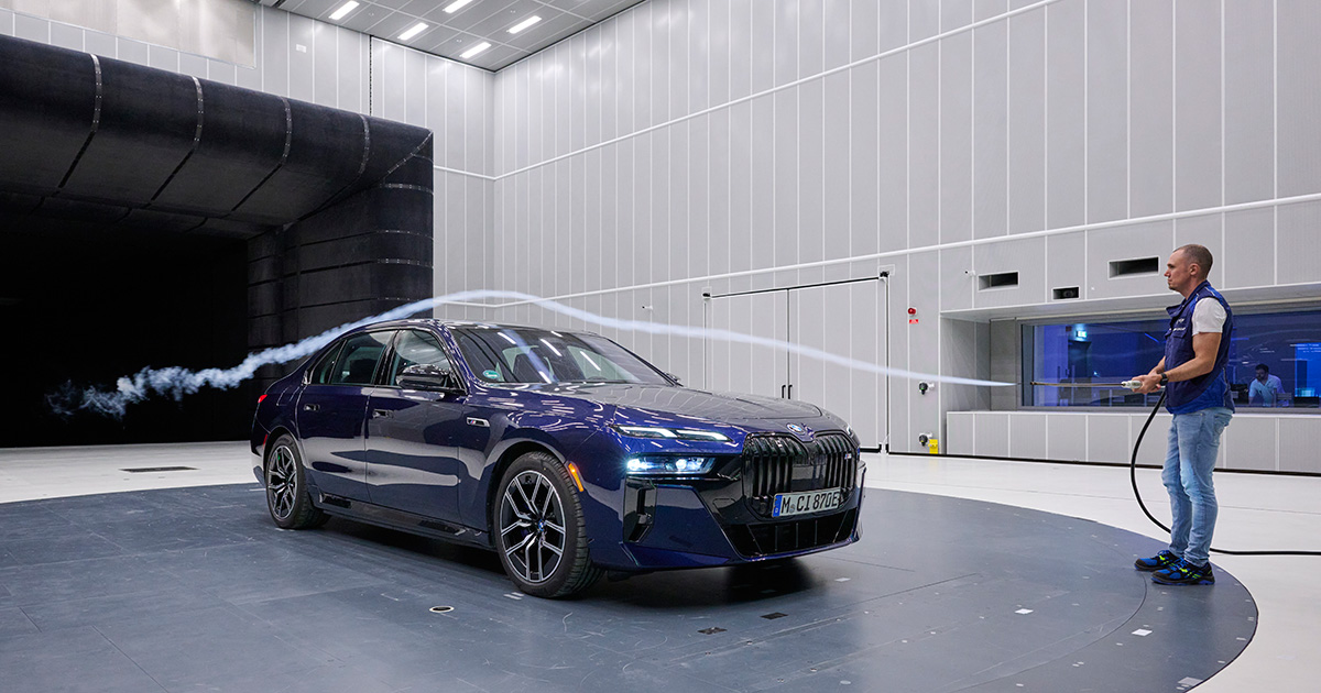Travail avec l'unité de fumée dans la soufflerie aéroacoustique du BMW Group. Photo de la soufflerie : BMW