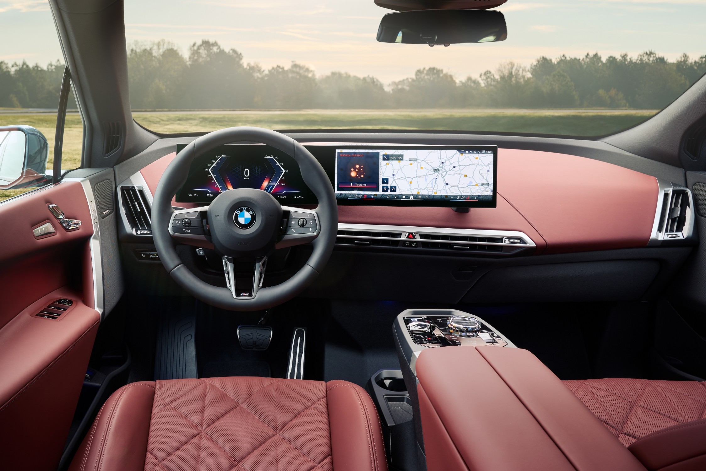 L'intérieur de la BMW iX avec le système à double affichage