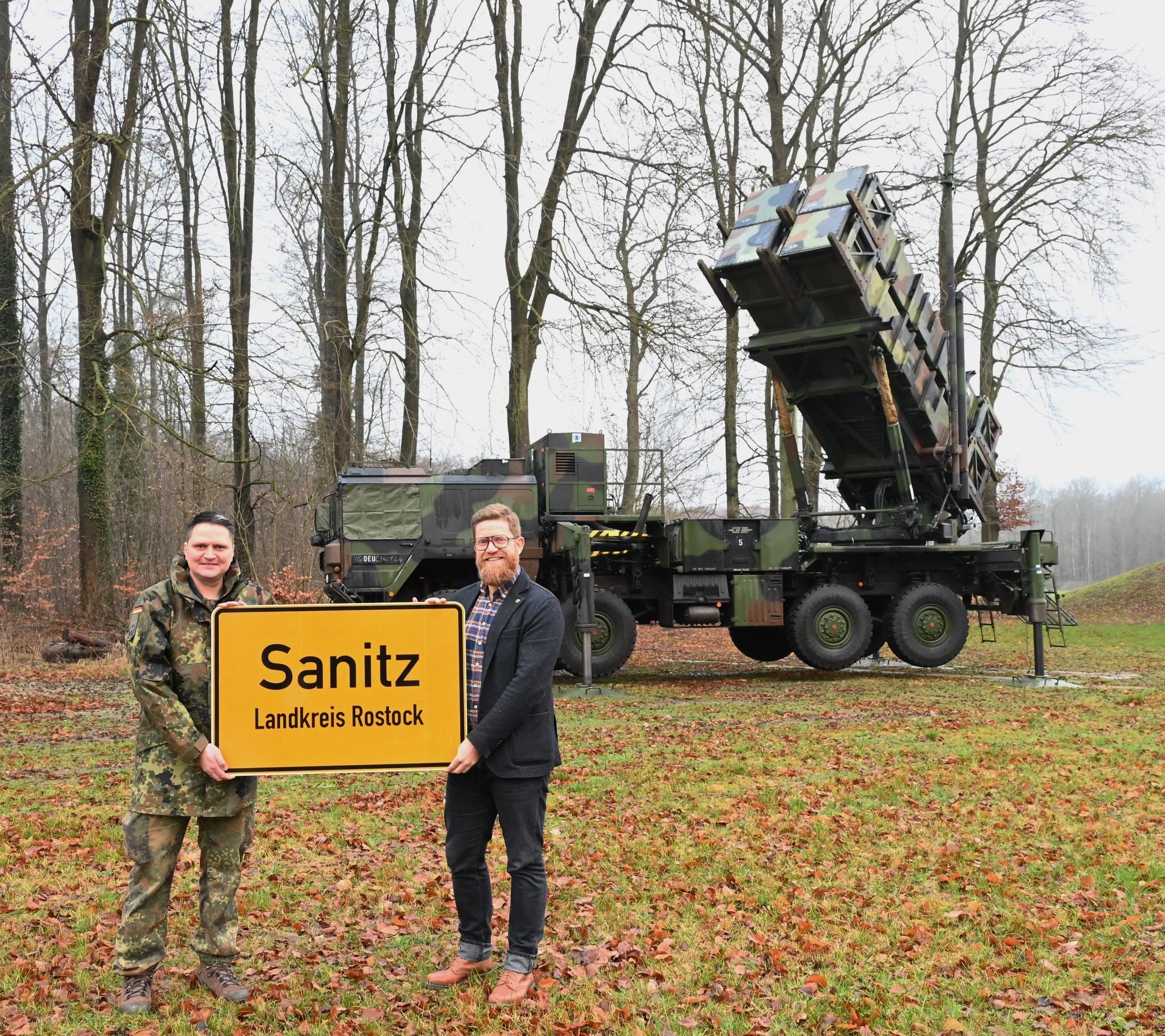Мер міста Заніц Енріко Бендлін біля ЗРК Patriot. Ілюстрація: Bundeswehr