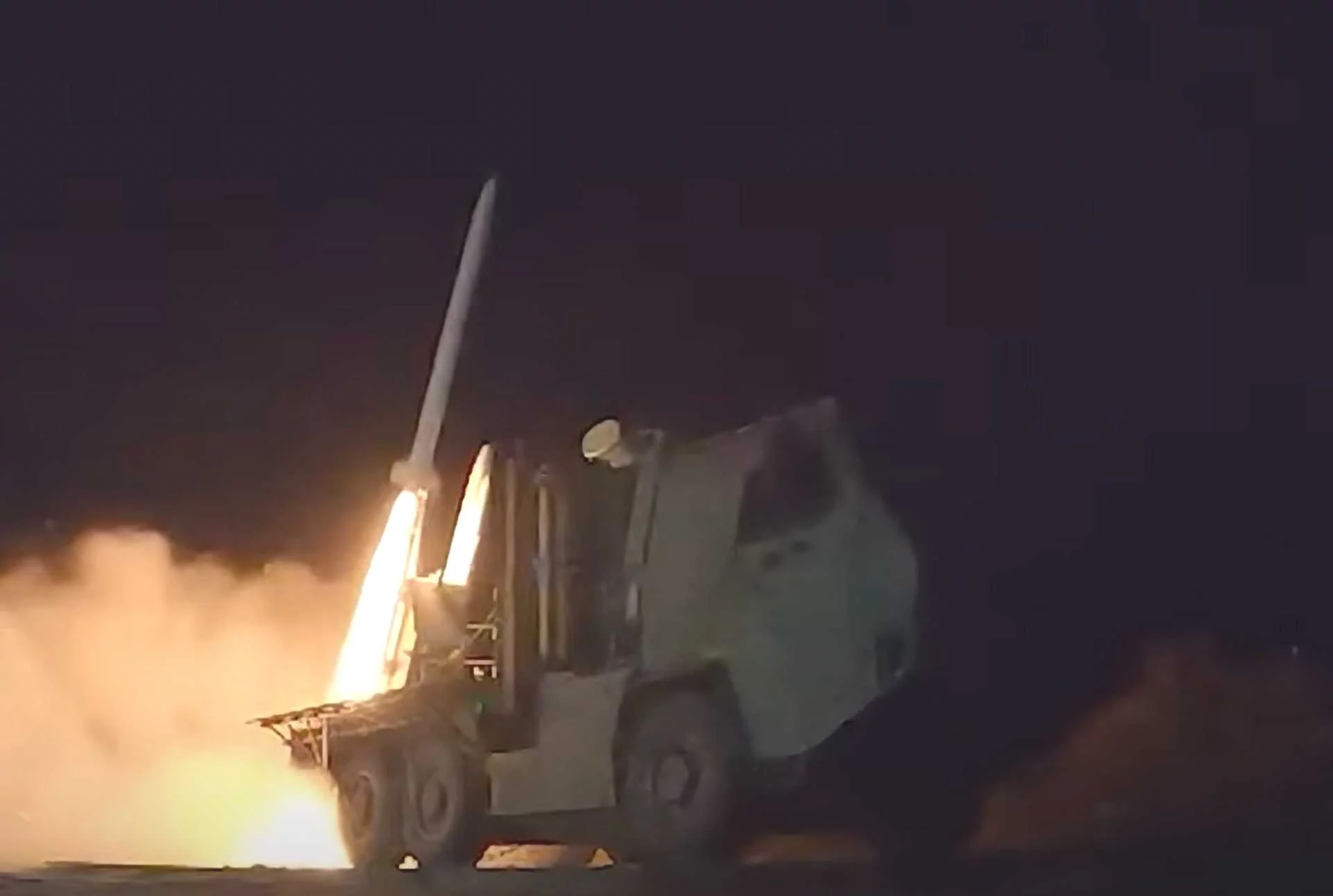 Система ПВО Raven запускает ракету ASRAAM для перехвата воздушной угрозы во время операций на передовой