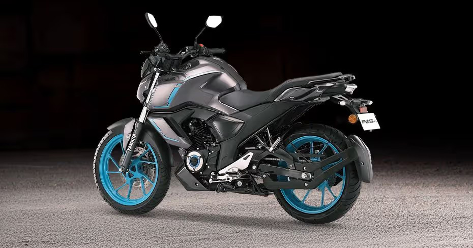 Vue arrière gauche de la moto
