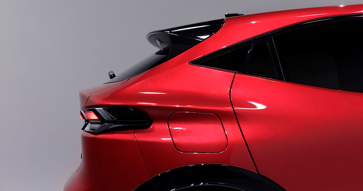Збоку Renault Clio в кольорі Absolute Red