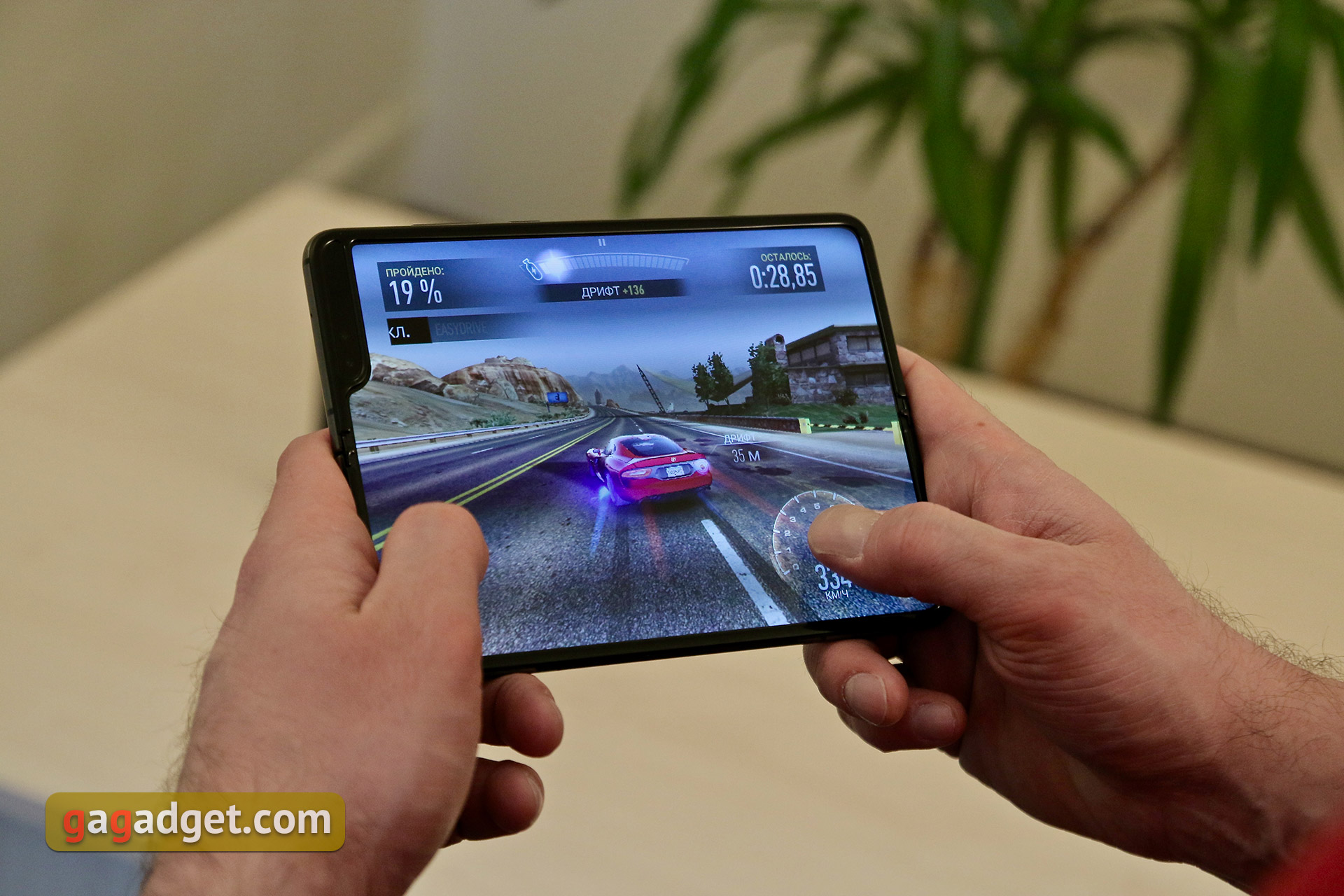 Огляд Samsung Galaxy Fold: погляд у майбутнє-351