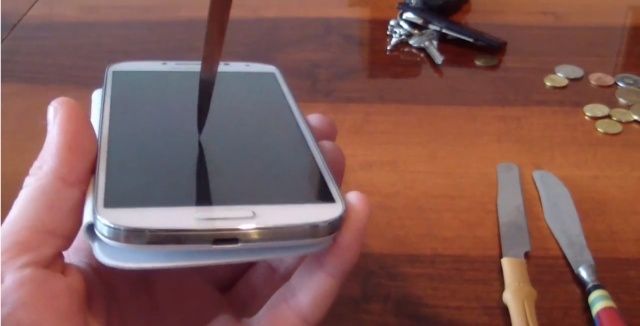 Тест на прочность экрана смартфона Samsung Galaxy S4 Тест на прочность экрана смартфона Samsung Galaxy S4