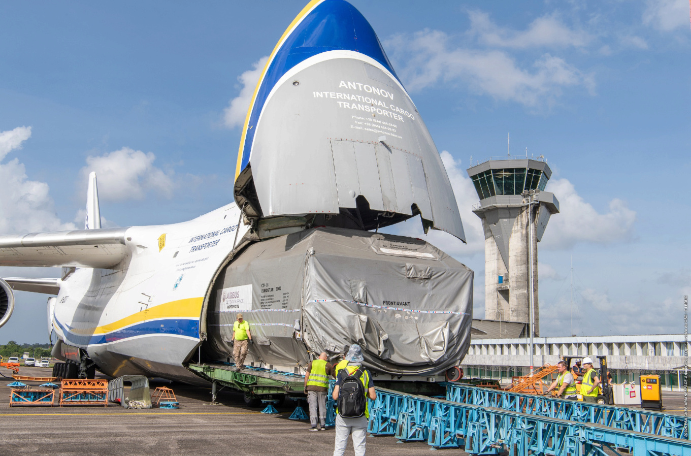 Український транспортний літак Ан-124 та супутник CSO-3