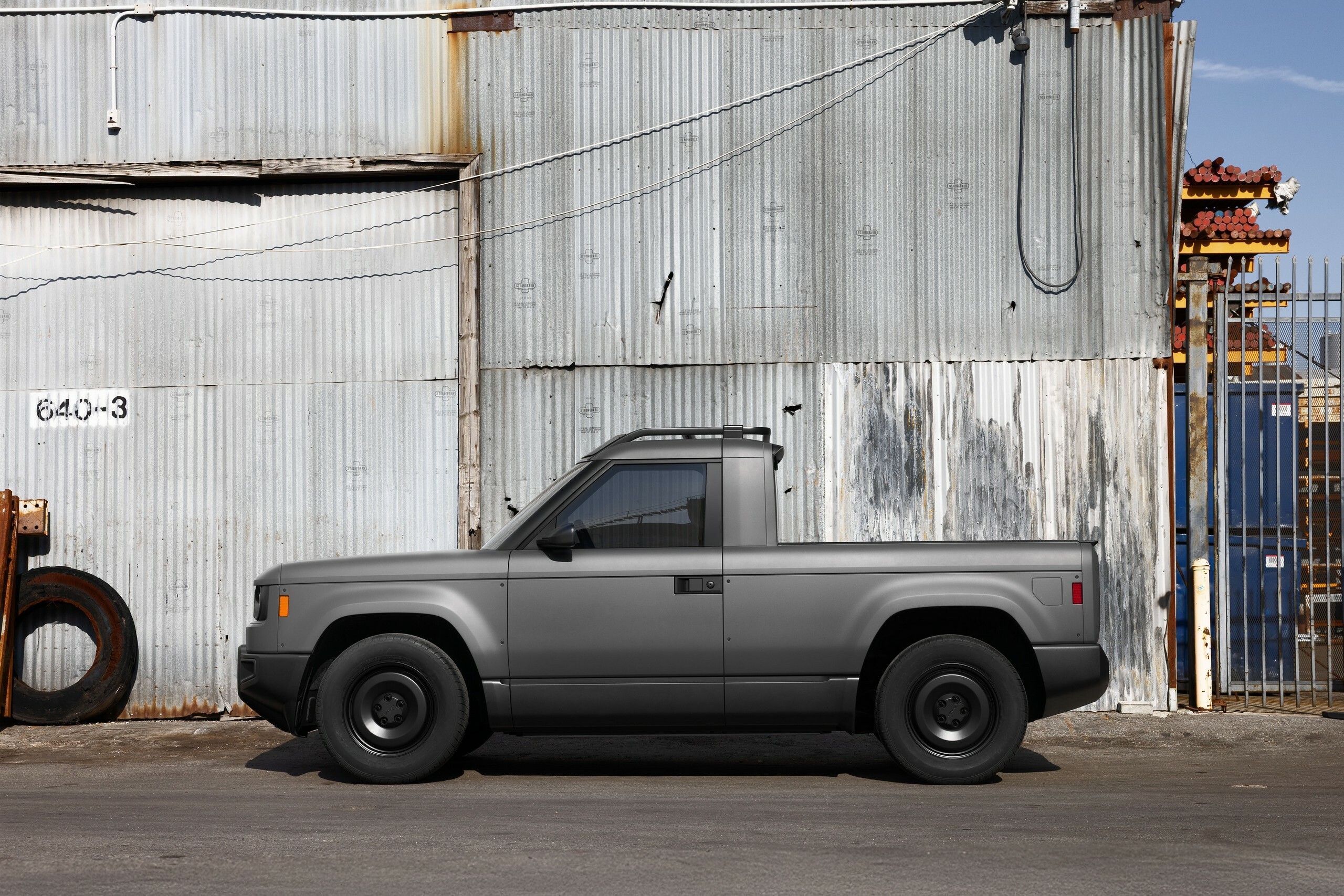 Vue latérale du pickup électrique Slate