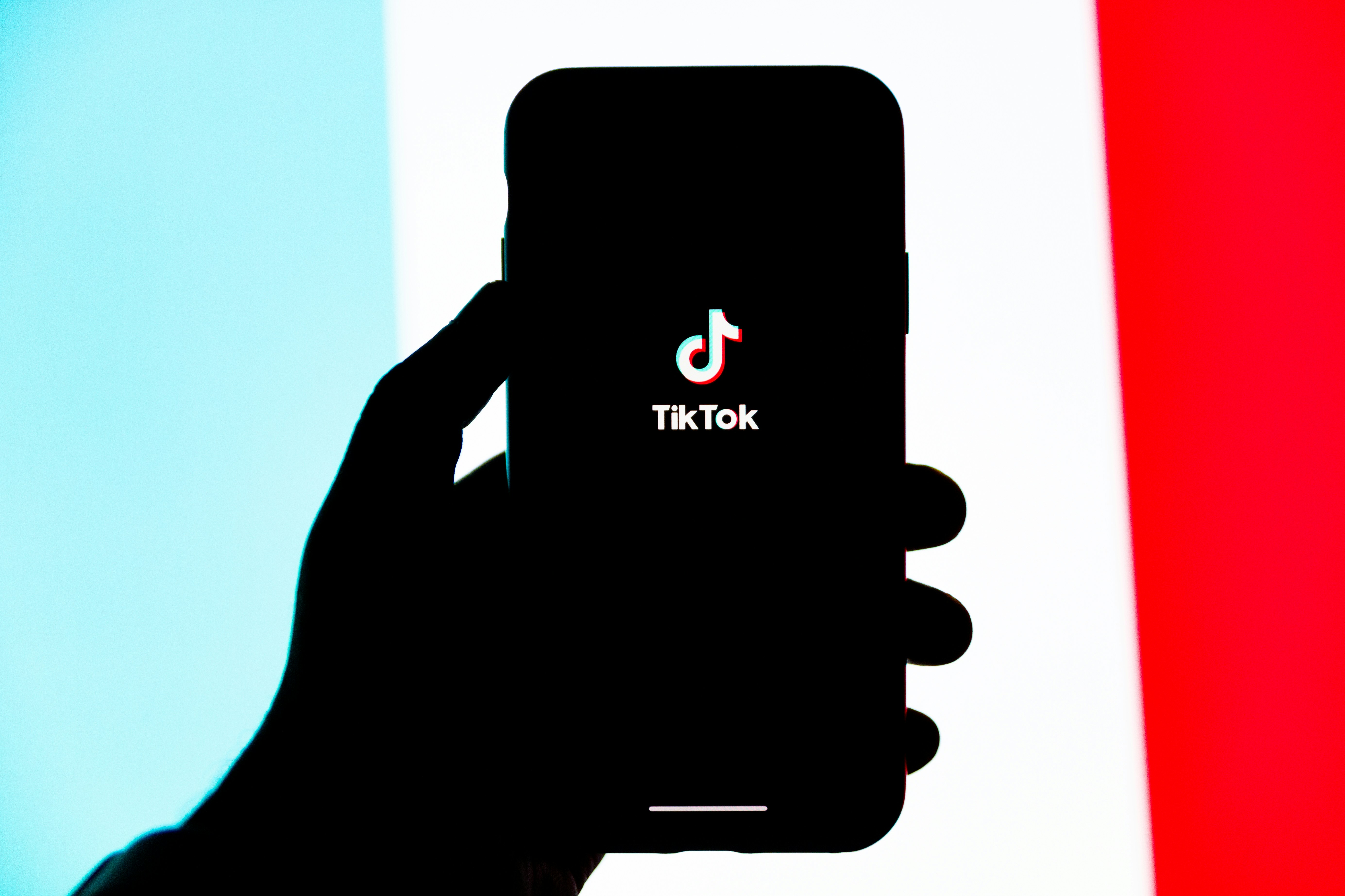 Universal Music звинуватив TikTok у тиску та погрозах замінити музикантів штучним інтелектом