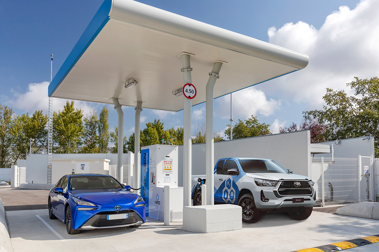 Toyota Mirai і Toyota Hilux на водневій заправній станції
