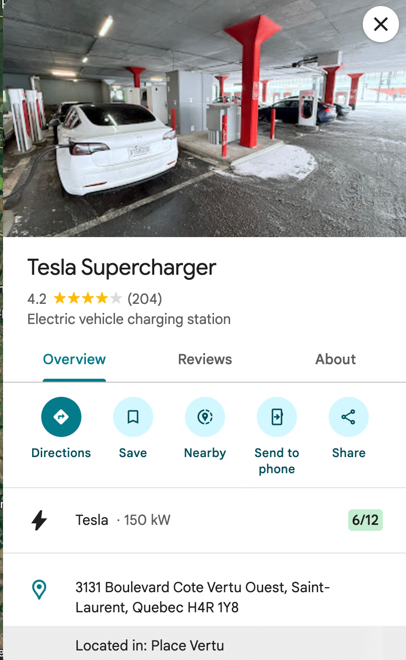 Людина дивиться на Google Карти з даними Tesla Supercharger
