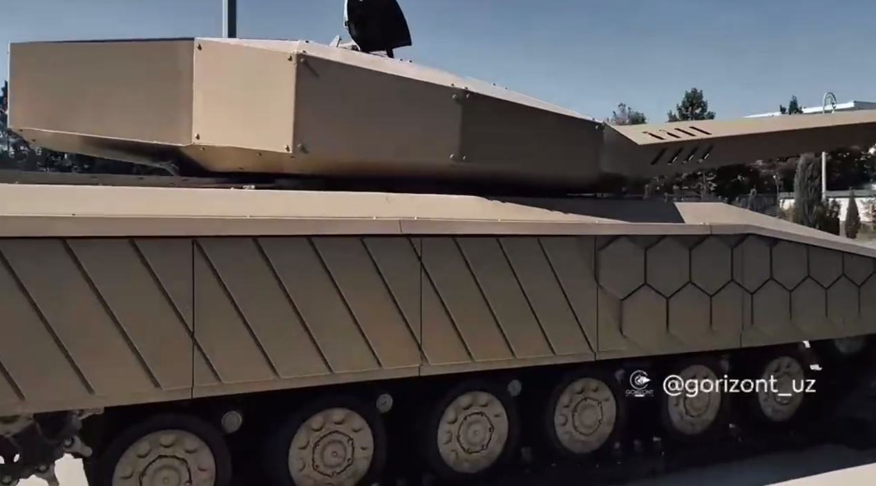 Модернізований танк Т-64Б з футуристичним захисним кожухом