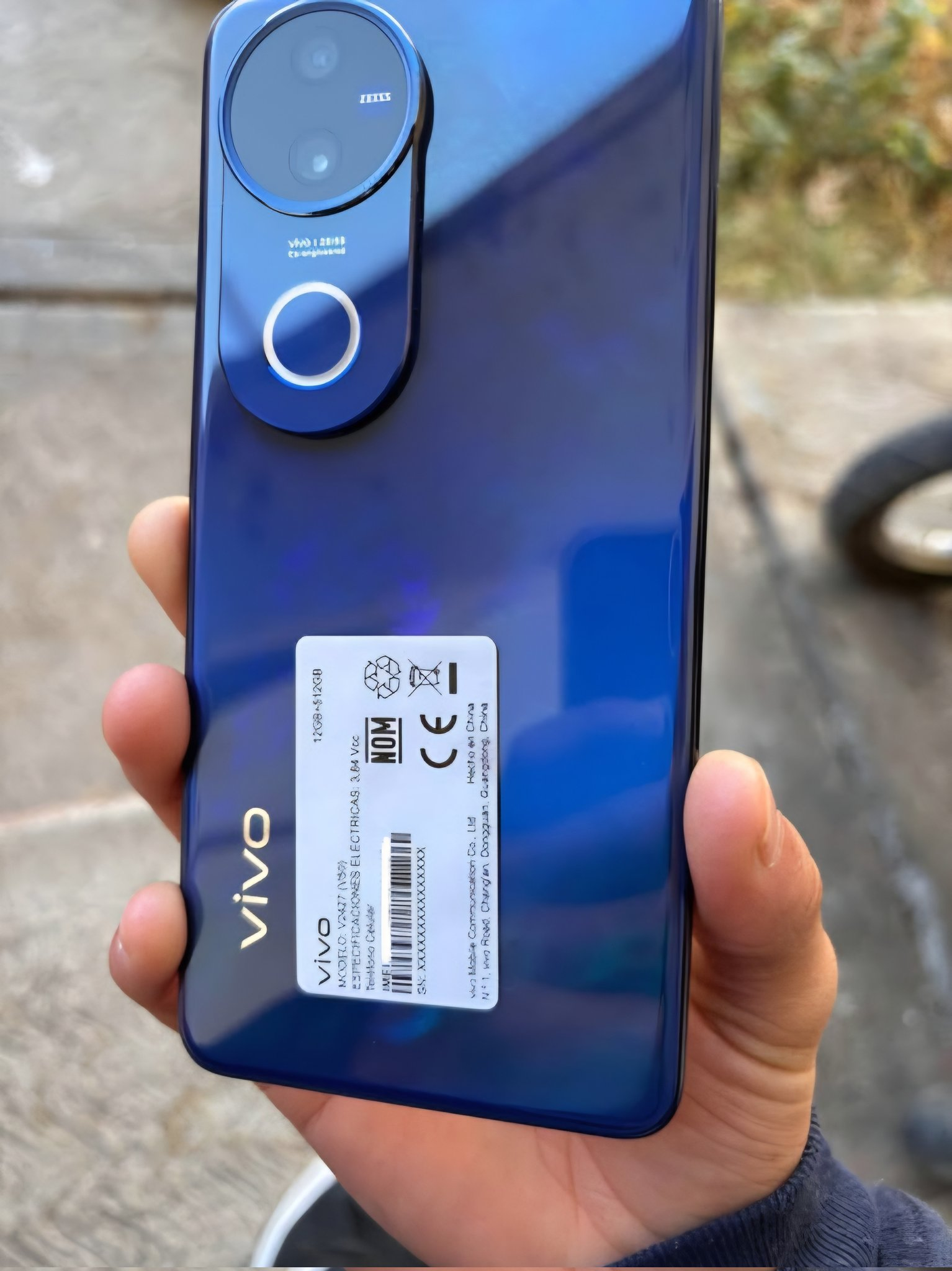 Vivo V50 в цвете Starry Blue, ракурс 2
