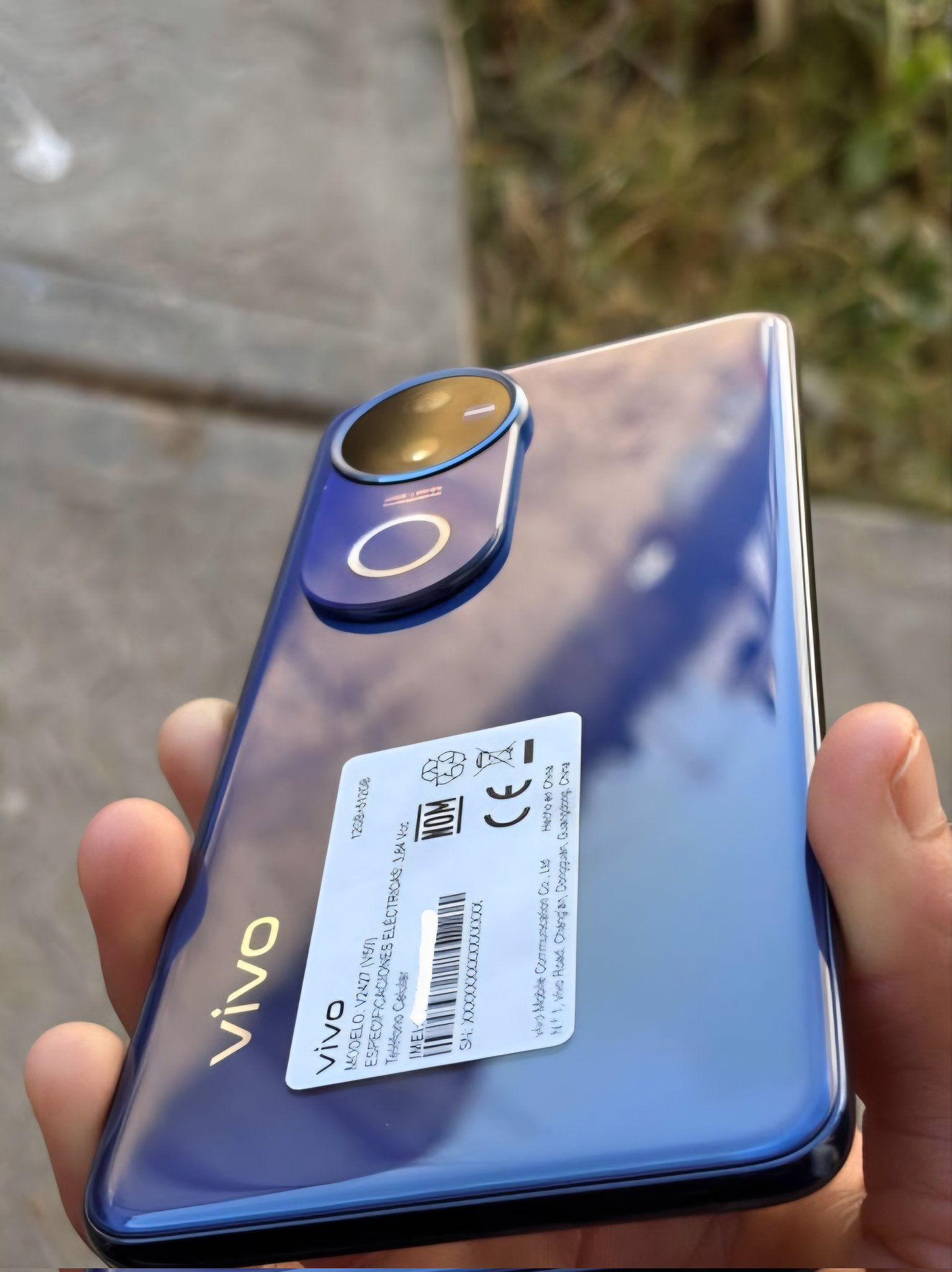 Vivo V50 в цвете Starry Blue, ракурс 3