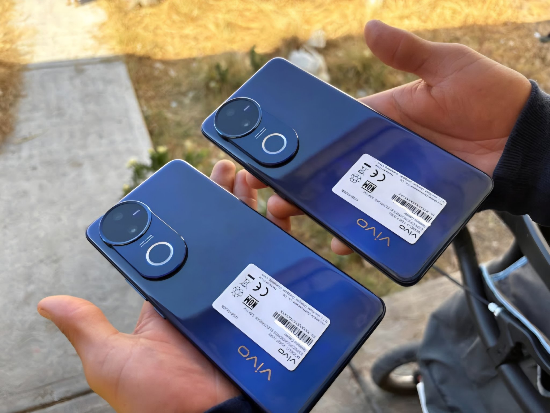 Vivo V50 в цвете Starry Blue, ракурс 4