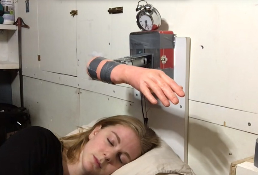 Будильник The Wake-up Machine будит спящего пощечинами