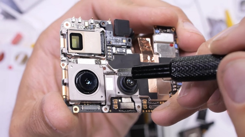 Подряпана бічна грань Nothing Phone (3)
