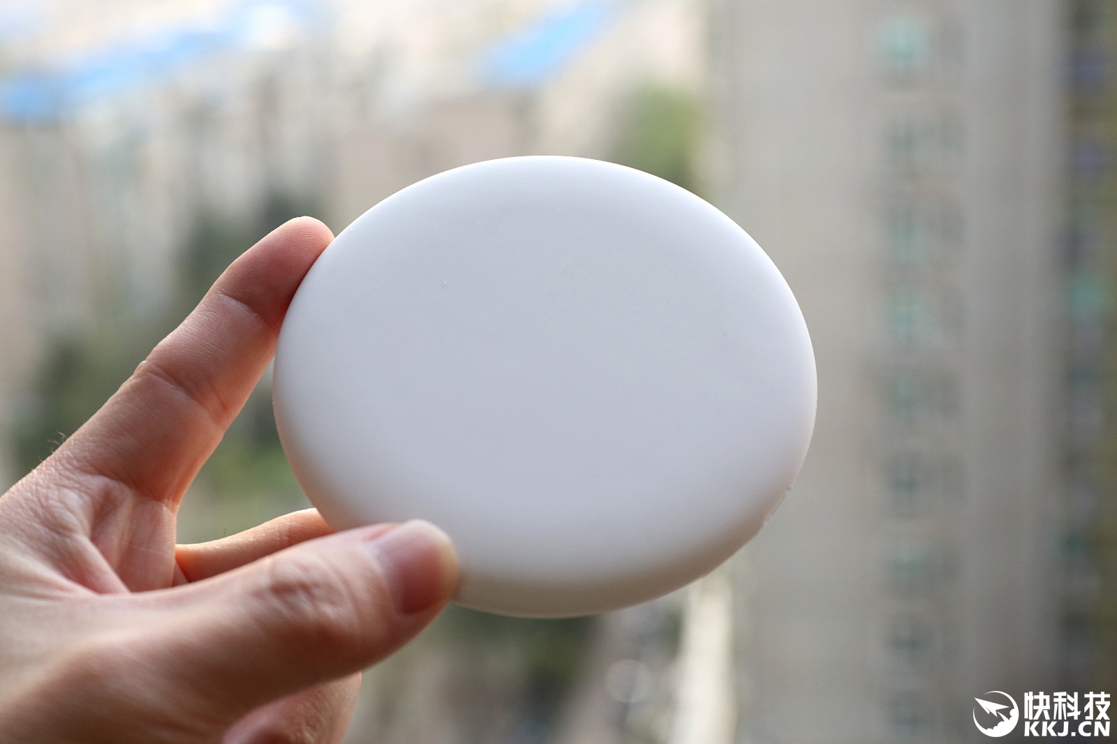 xiaomi-wireless-mix-2s-charger-1.jpg