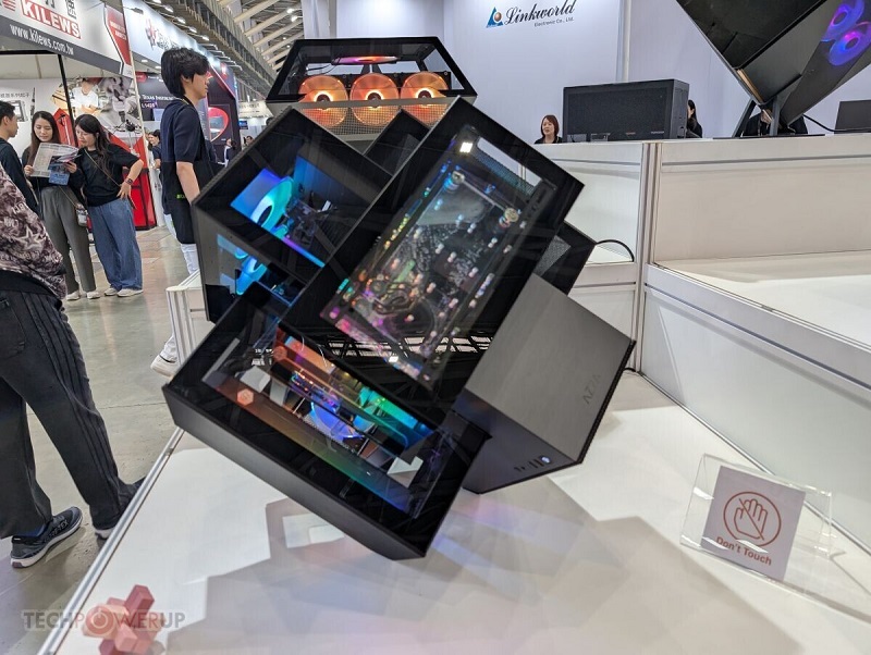 Azza's Cube Case - side view