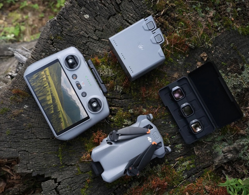 Дрон DJI Mini 5 Pro у польоті