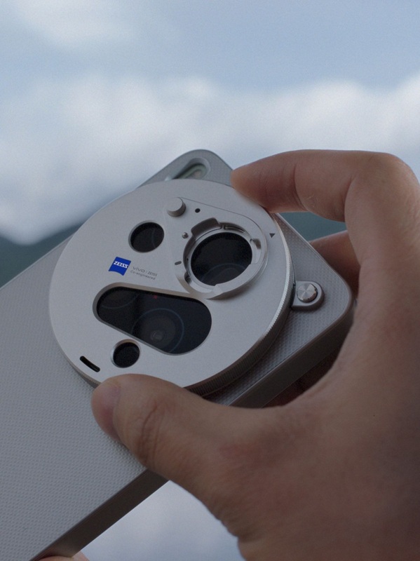 Photo with an accessory for Vivo X300 Ultra