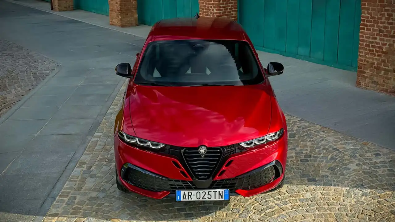 Alfa Romeo Tonale вид збоку