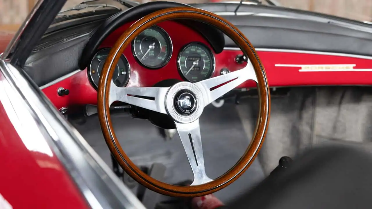 Вид под капотом Porsche 356 B 1600 Super Roadster 1960 года