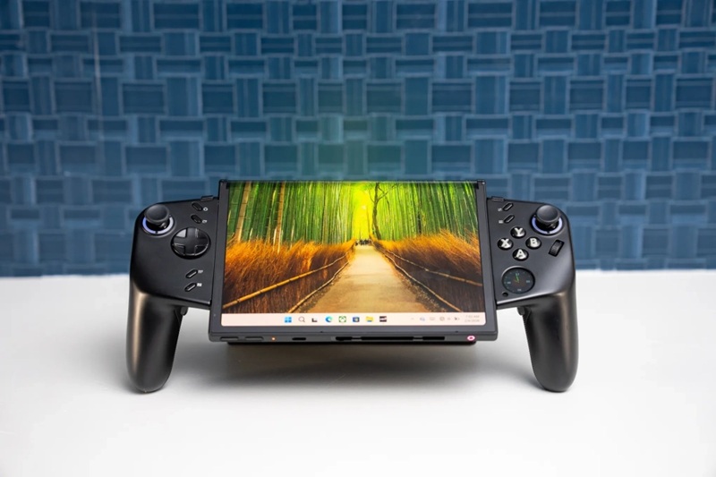Lenovo Legion Go Fold в розкладеному стані