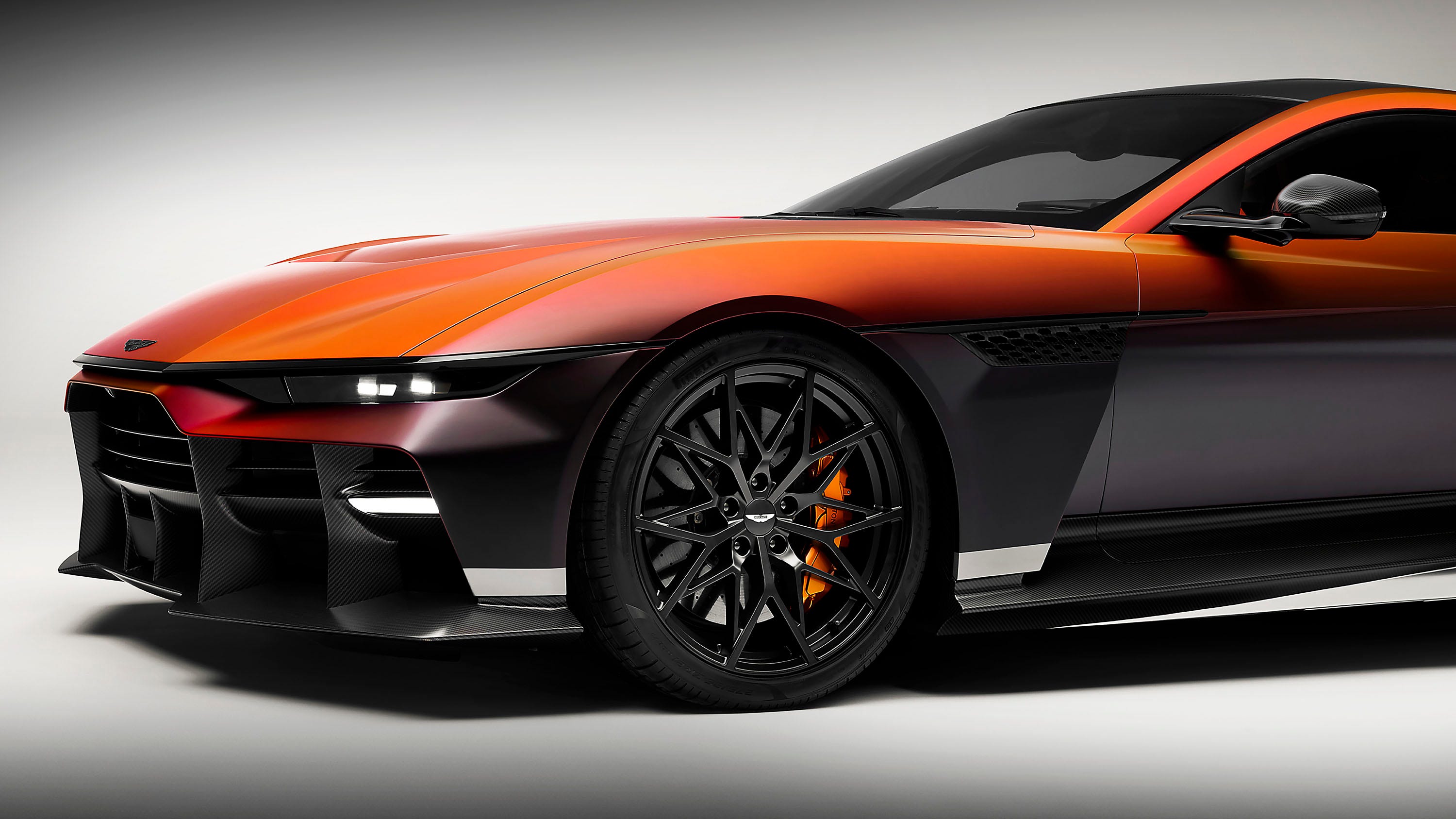 Бічний вигляд Aston Martin Valen