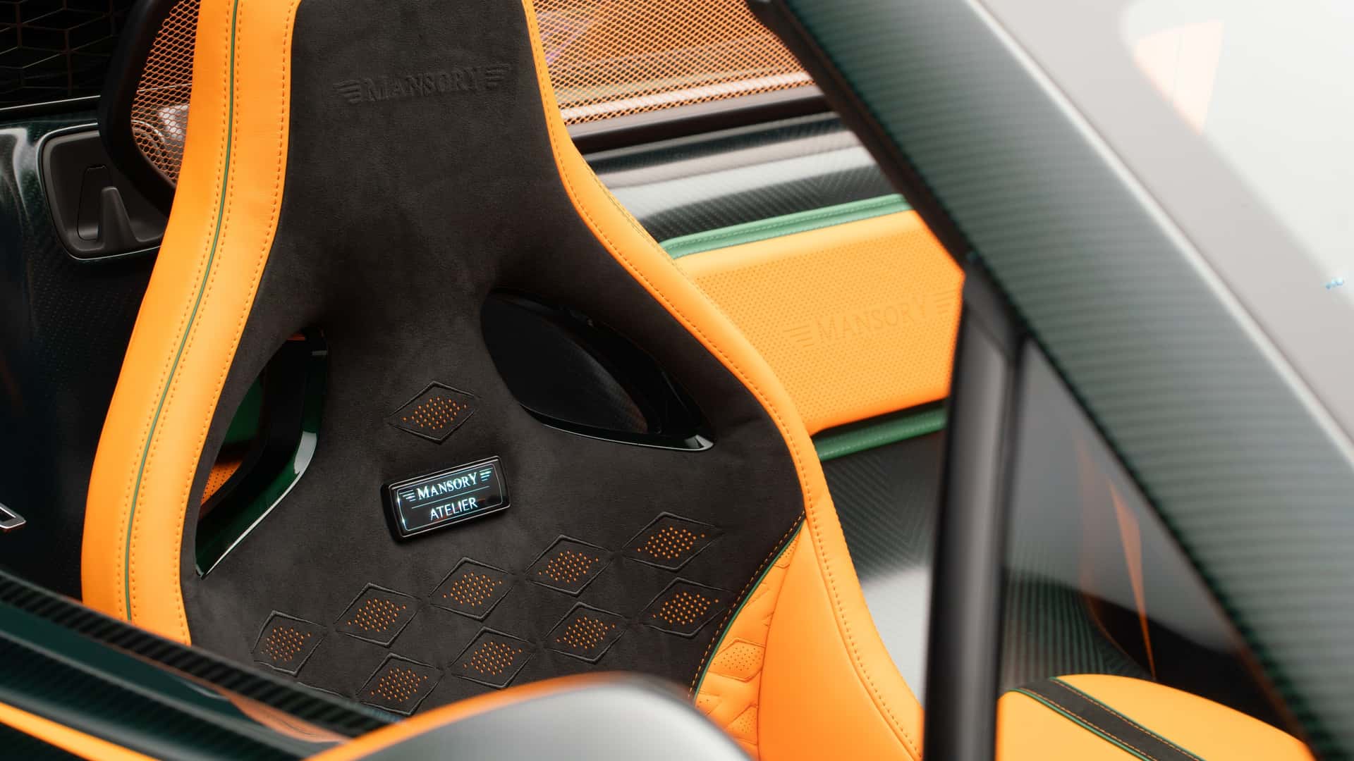 Інтер'єр Mansory Vincerò з шкіряними вставками