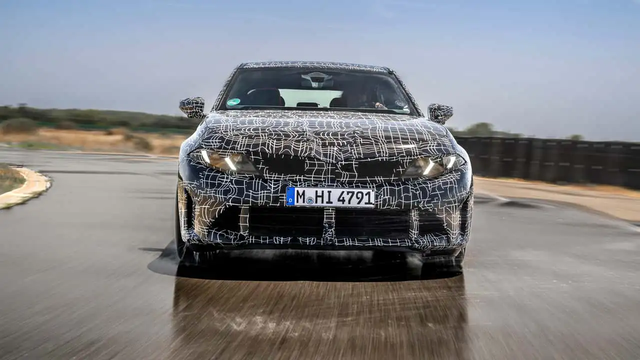 Камуфльований седан BMW M350 xDrive під час динамічних випробувань 4
