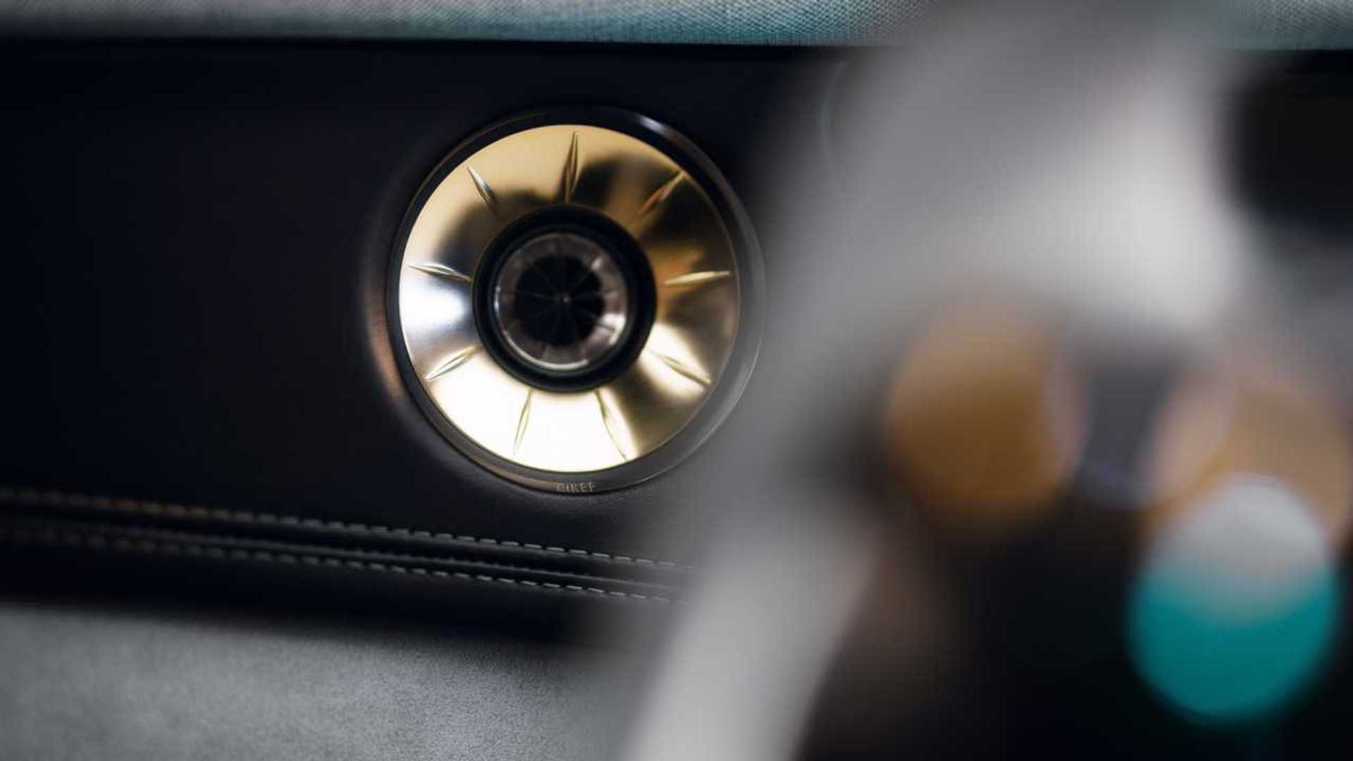 Другий ряд салону Lotus Eletre