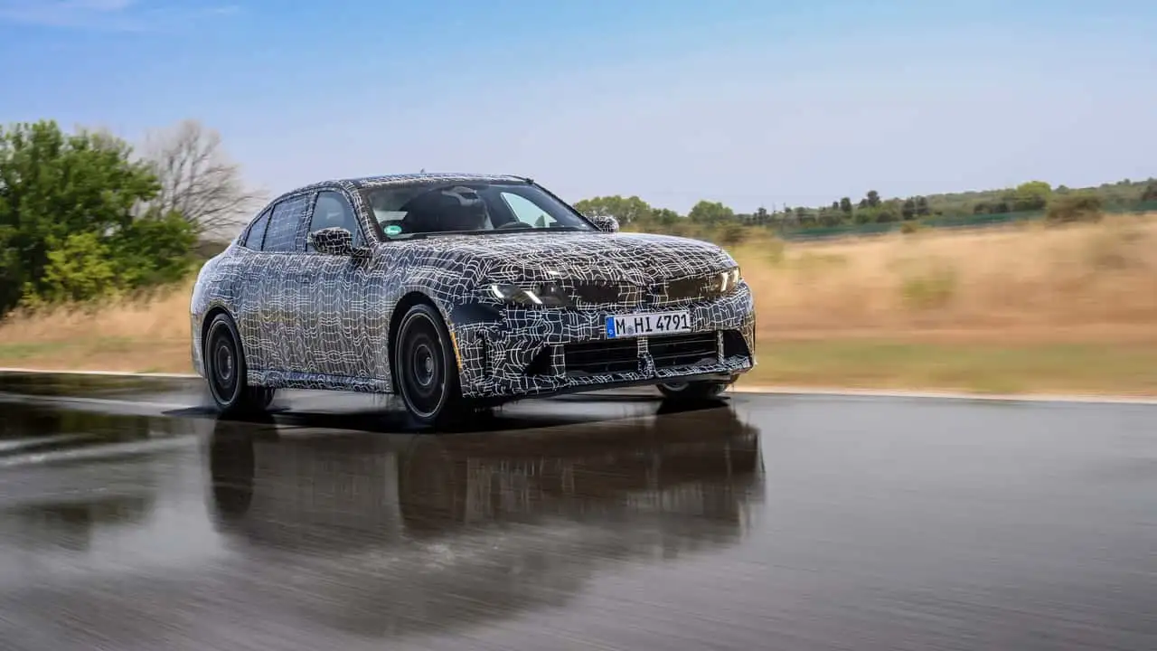 Камуфльований седан BMW M350 xDrive під час динамічних випробувань 5