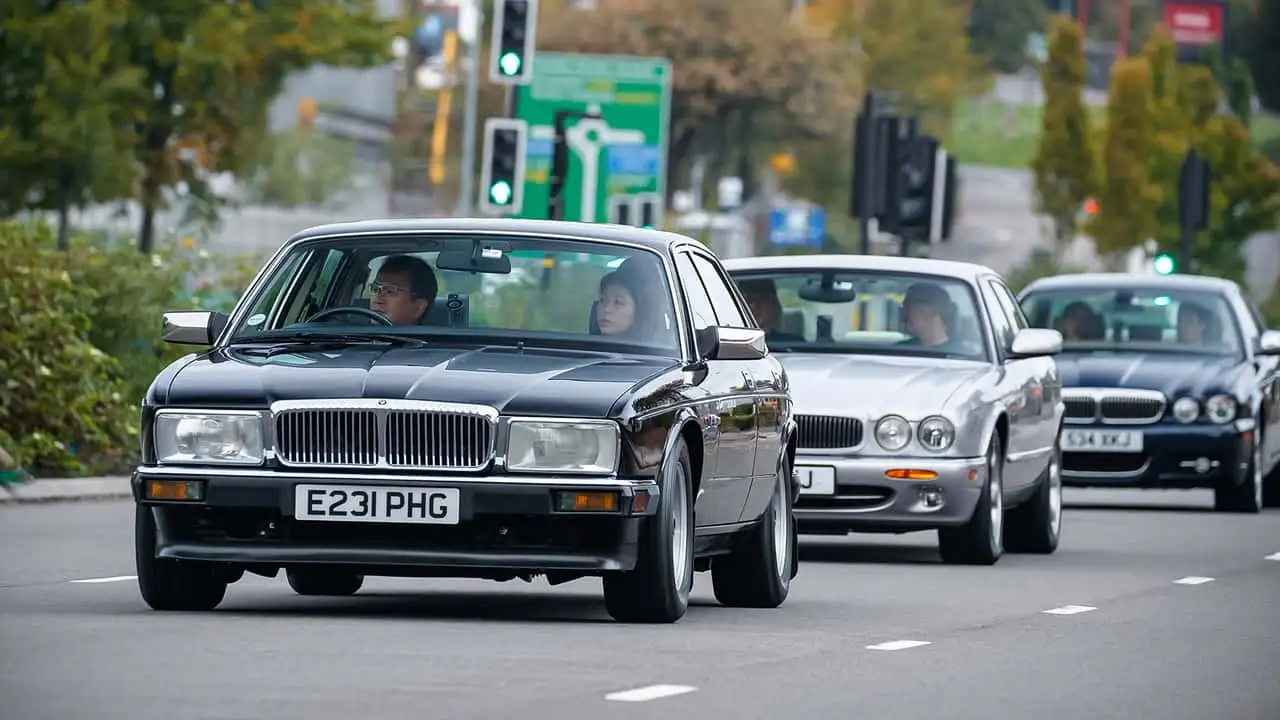 Світлофор на тлі Jaguar XJ40