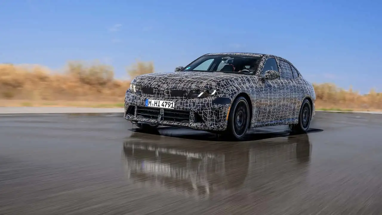 Камуфльований седан BMW M350 xDrive під час динамічних випробувань 7