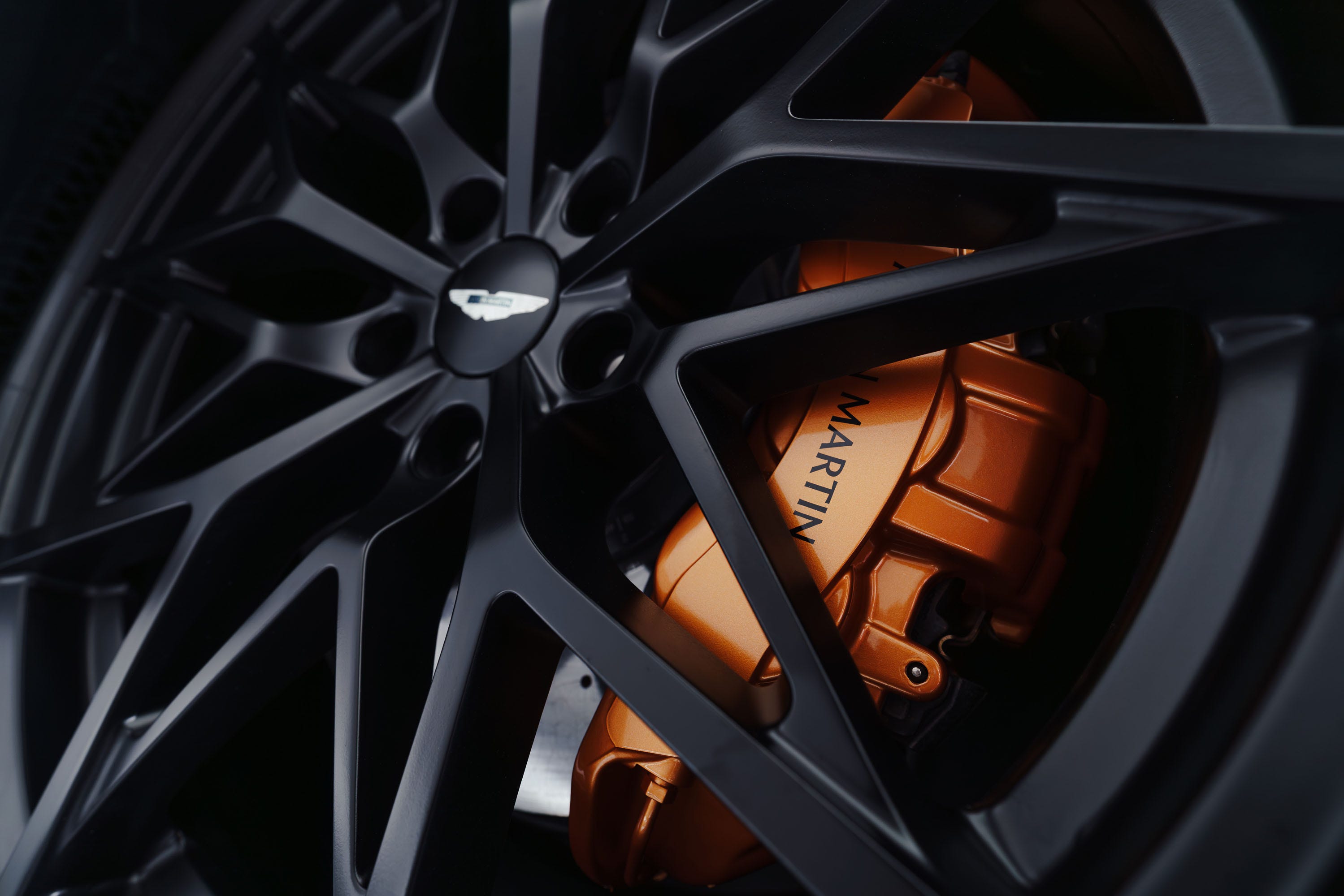 Профіль автомобіля Aston Martin Valen