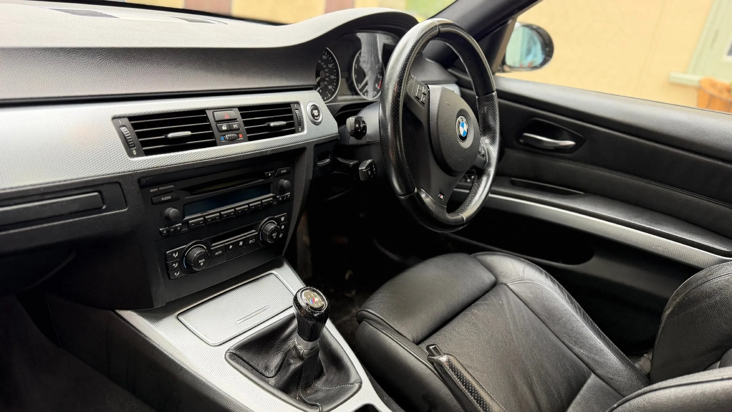 Задний вид BMW 320si