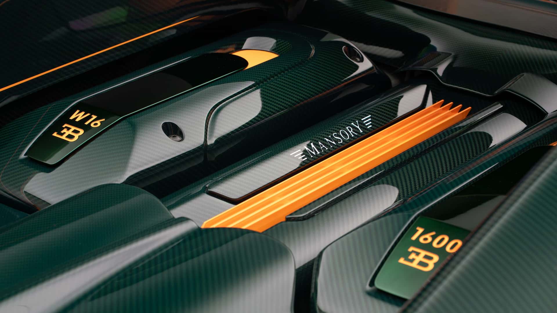 Деталі Mansory Vincerò у кольоровому карбоні