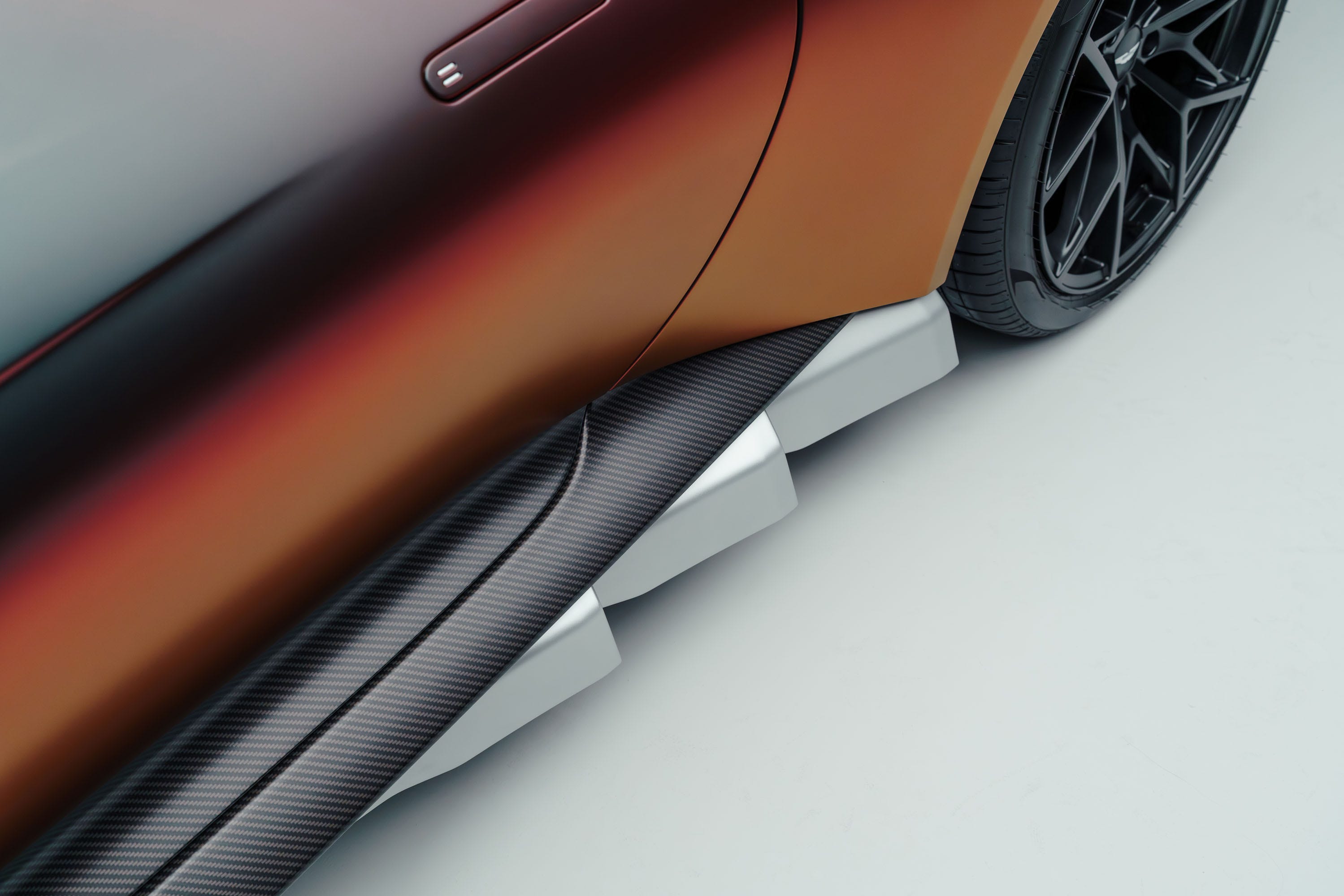 Логотип Aston Martin на капоті Valen