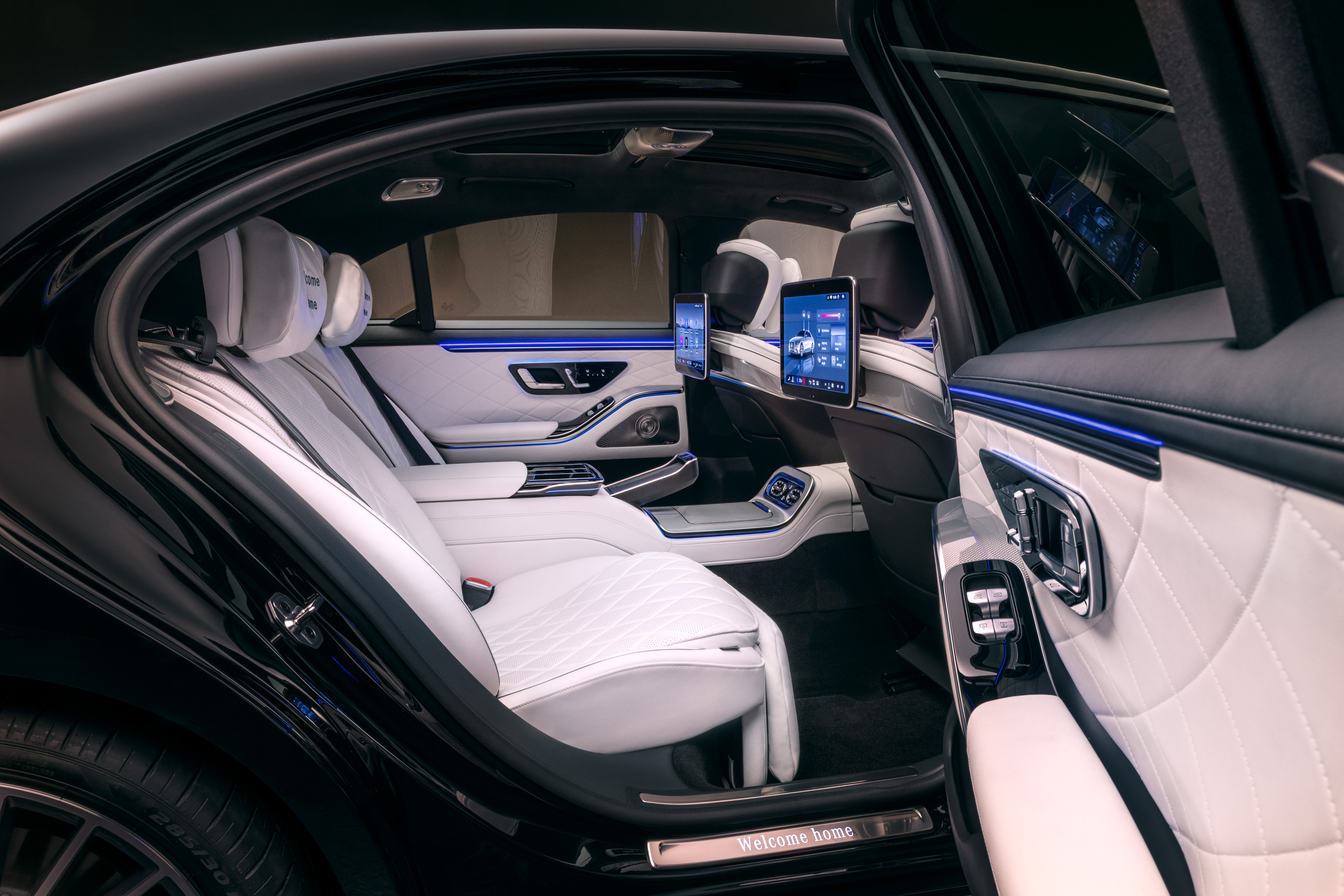 MBUX Superscreen in Mercedes-Benz S-Class 2026